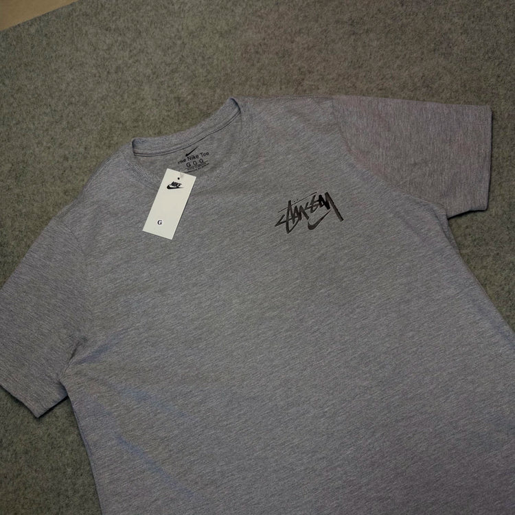 Camiseta NK Stussy Cinza